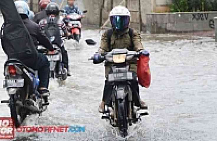 Nekat Terjang Banjir, Motor Berpotensi Alami Water Hammer