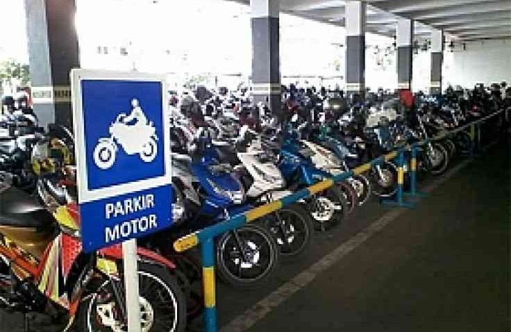 Cara Aman dan Nyaman Pakir Motor di Ruang Publik