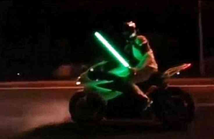 Naik Motor Sambil Acungkan Lightsaber, Bikers Ini Kena Tilang