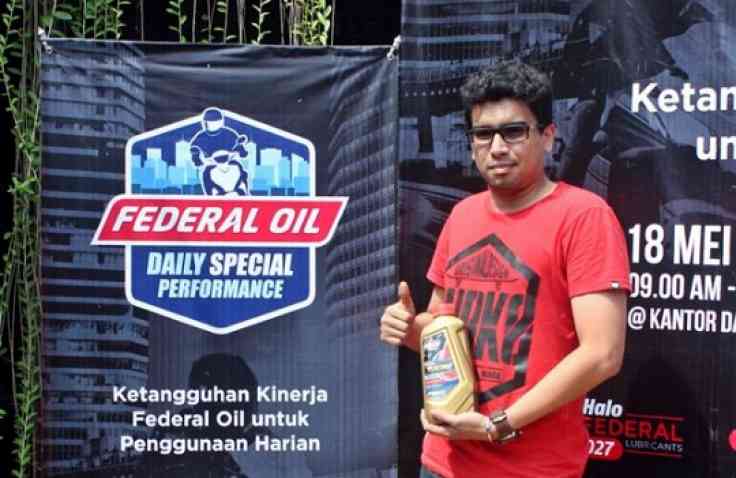 Penasaran Dengan Performa Federal Oil, Reza Antusias Mencoba Federal Racing di Kawasaki Ninjanya