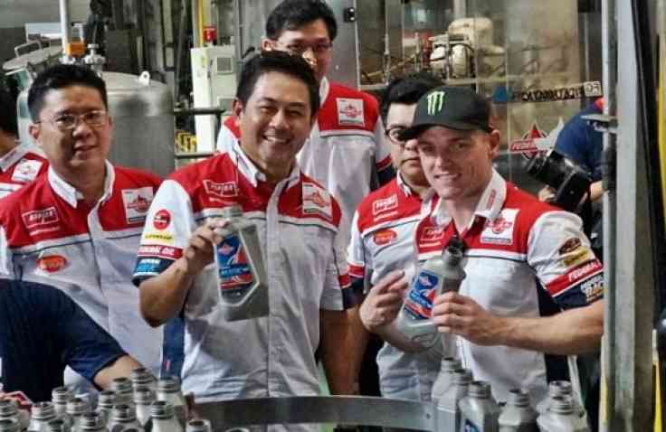 Melihat Proses Produksi Federal oil, Sam Lowes Sangat Antusias