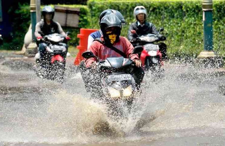 Libas Genangan Air Hujan Pakai Matic, Siapa Takut !!