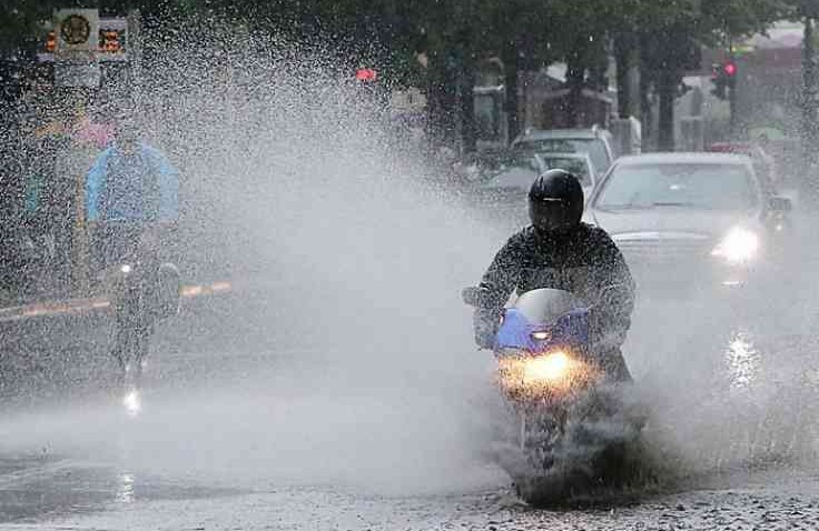 Trik Lewati Genangain Air Saat Hujan Deras, Waspada Hydroplaning