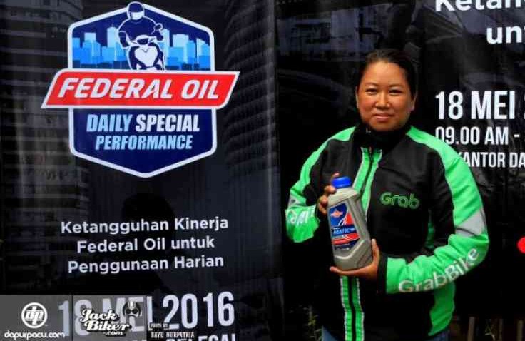 Dipakai Wanita Pengemudi Ojek Online, Oli Motor Ini Buat Konsumsi BBM Lebih Irit