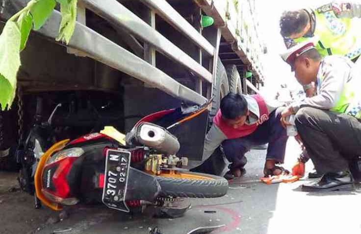 Naik Motor Sambil Dengar Musik, Kamu Harus Baca Artikel Ini