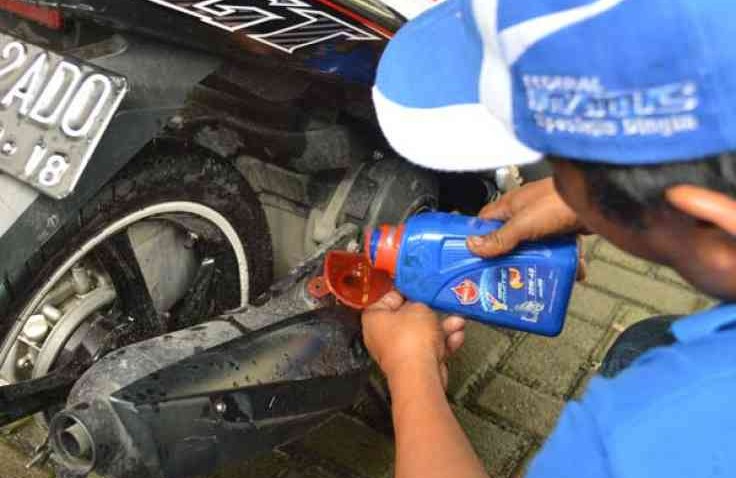 Tips Memilih Oli Terbaik Untuk Motor Matik