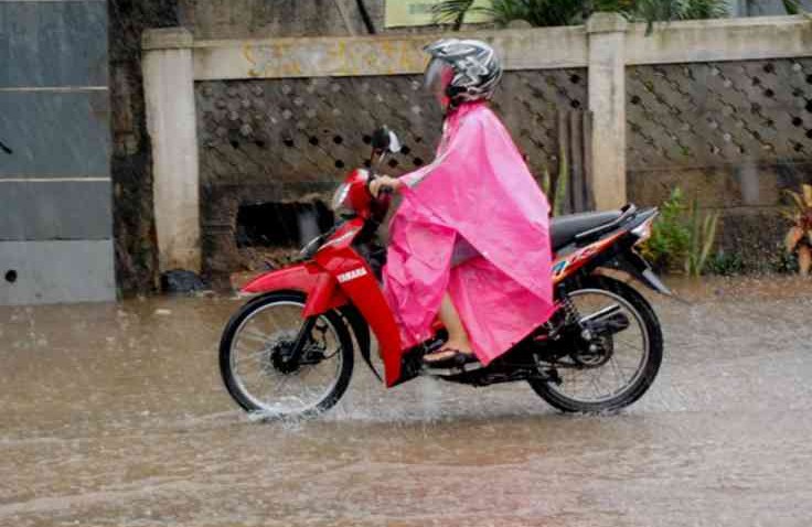 Ini Bahayanya Pakai Jas Hujan Model Ponco Saat Hujan