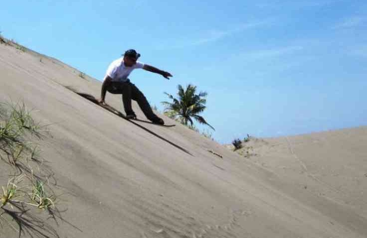 Menikmati Keindahan Pantai Sambil Seru-Seruang Main Sandboarding di Gumuk Pasir