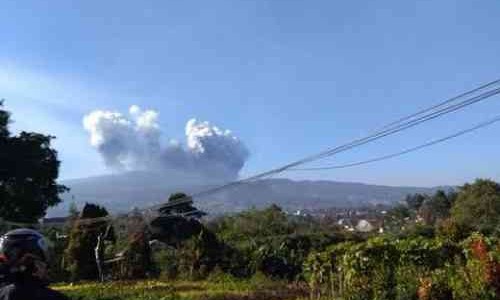 Breaking News: Gunung Tangkuban Perahu Erupsi, Motor Penuh Abu Vulkanik