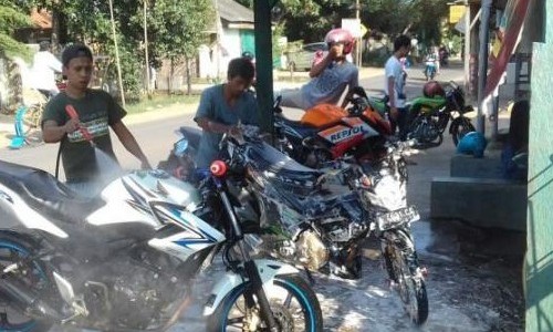 Supaya Cat Tidak Rusak, Begini Cara Mencuci Motor Yang Benar