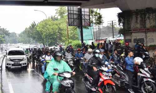 Berteduh Di Bawah Jembatan Penyeberangan Orang Atau  JPO Saat Hujan Merupakan Pelanggaran