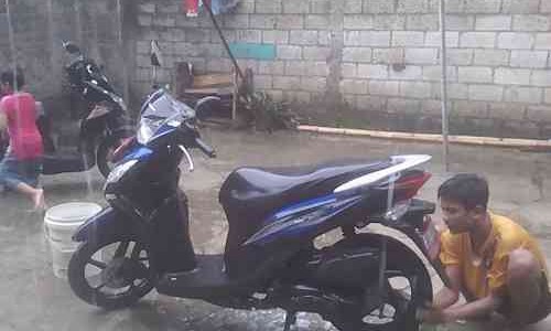 Efek Buruk Jika Malas Cuci Motor Saat Musim Hujan