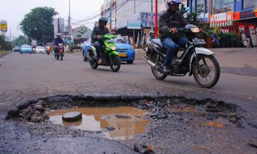 Tips Antisipasi Bahaya Jalan Berlubang