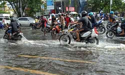 Cara Supaya Aman Menerobos Banjir Menggunakan Sepeda Motor