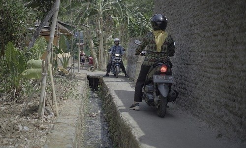 Cara Berkendara Melewati Jalan Sempit Supaya Aman