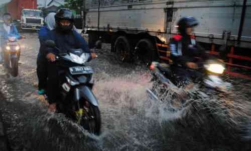 Cara Melakukan Pengereman di Jalan yang Basah Supaya Tidak Terjatuh