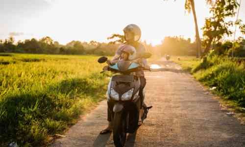 Mau Bonceng Anak Kecil Saat Mengendarai Motor, Simak Tipsnya Supaya Aman