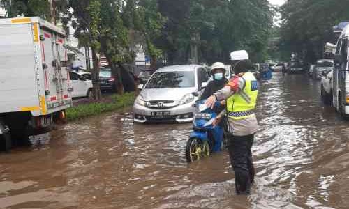 Musim Hujan Tiba, Simak Batas Aman Menerjang Banjir Pakai Motor Matic