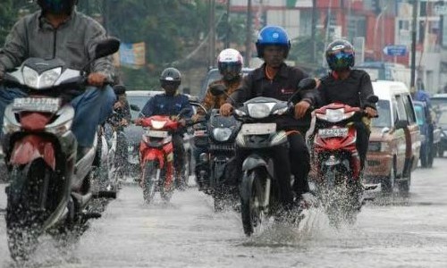 Ini Perlengkapan Riding Yang Cocok Untuk Musim Hujan Tapi Tetap Tampil Gaya