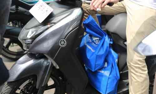 Tips Berkendara Membawa Barang Menggunakan Motor Matic