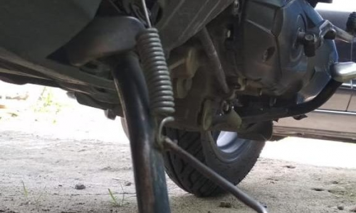 Matikan Mesin Motor Menggunakan Standar Samping Bisa Bikin Aki Soak?