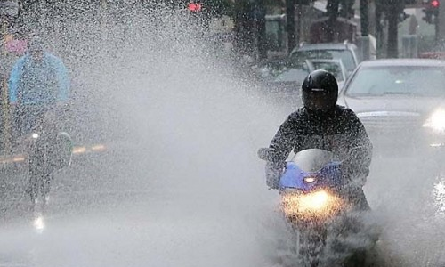 Kenali Teknik Pengereman Ketika Hujan, Agar Berkendara Semakin Aman dan Nyaman